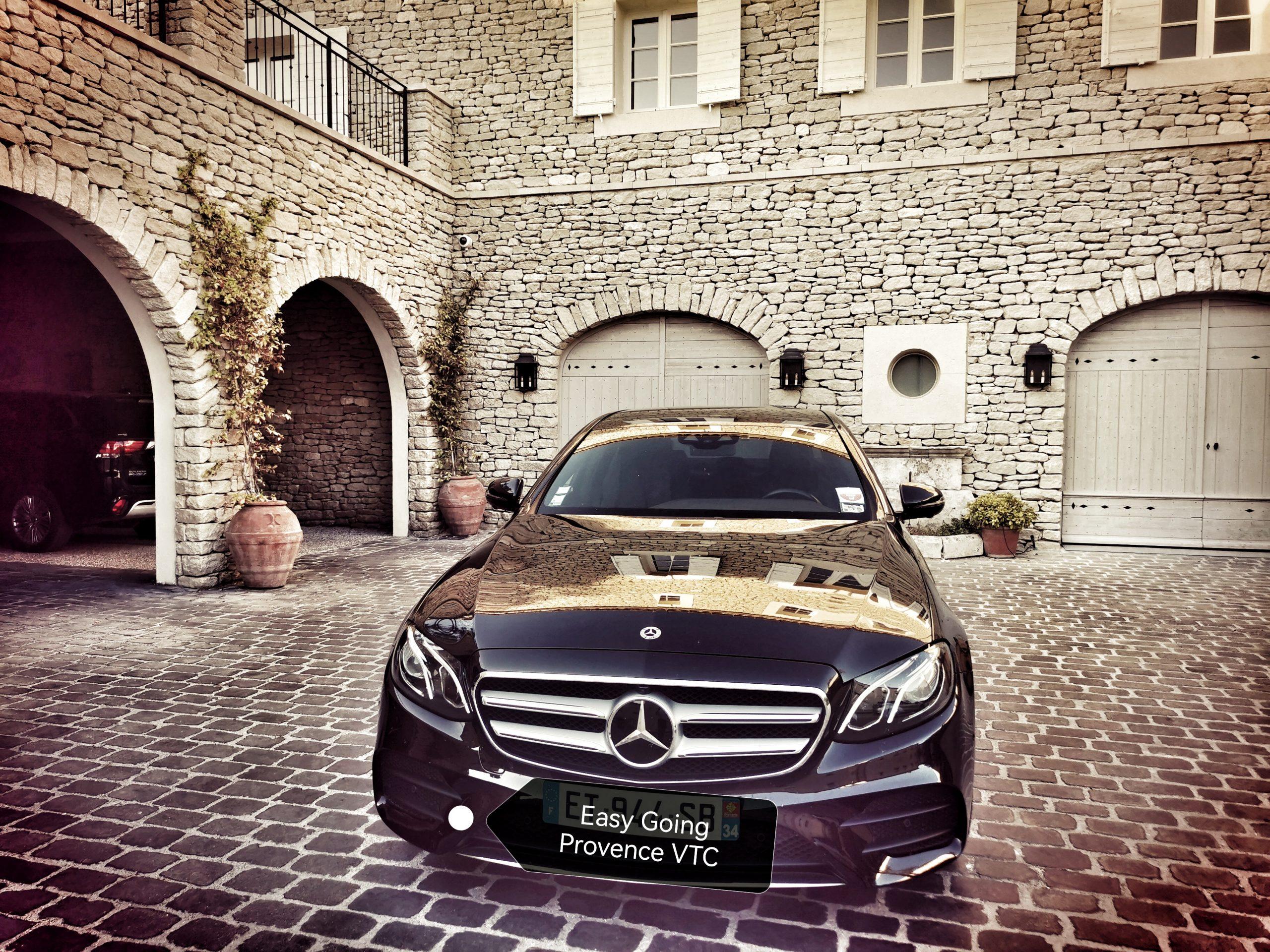 Chauffeur privé Mercedes Classe à La Bastide Gordes - Hotel Airelles de Gordes Parking voiture